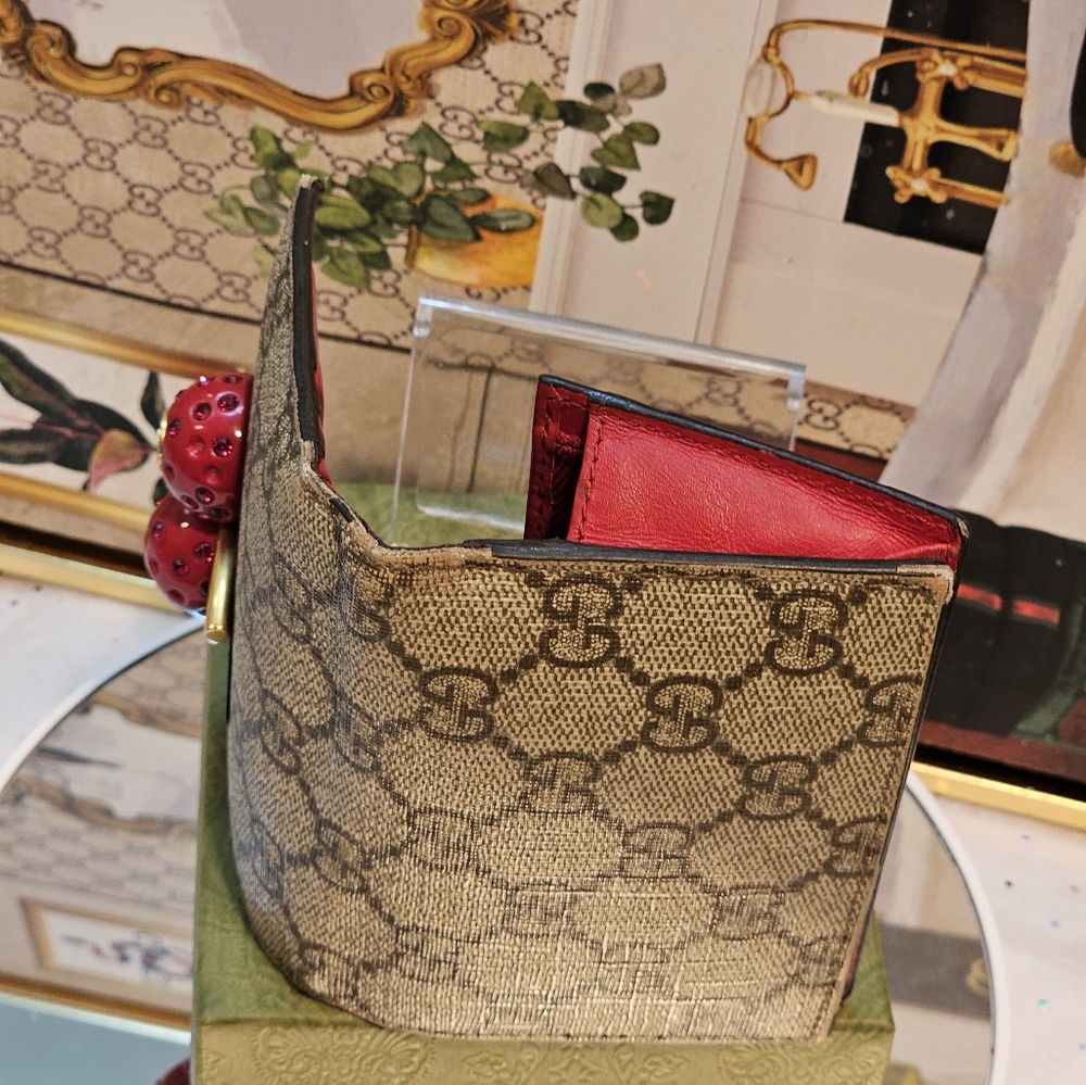 Gucci GG Supreme Coated Canvas 3D Beige & Red Cherry Compact Wallet - Picture 15 of 16